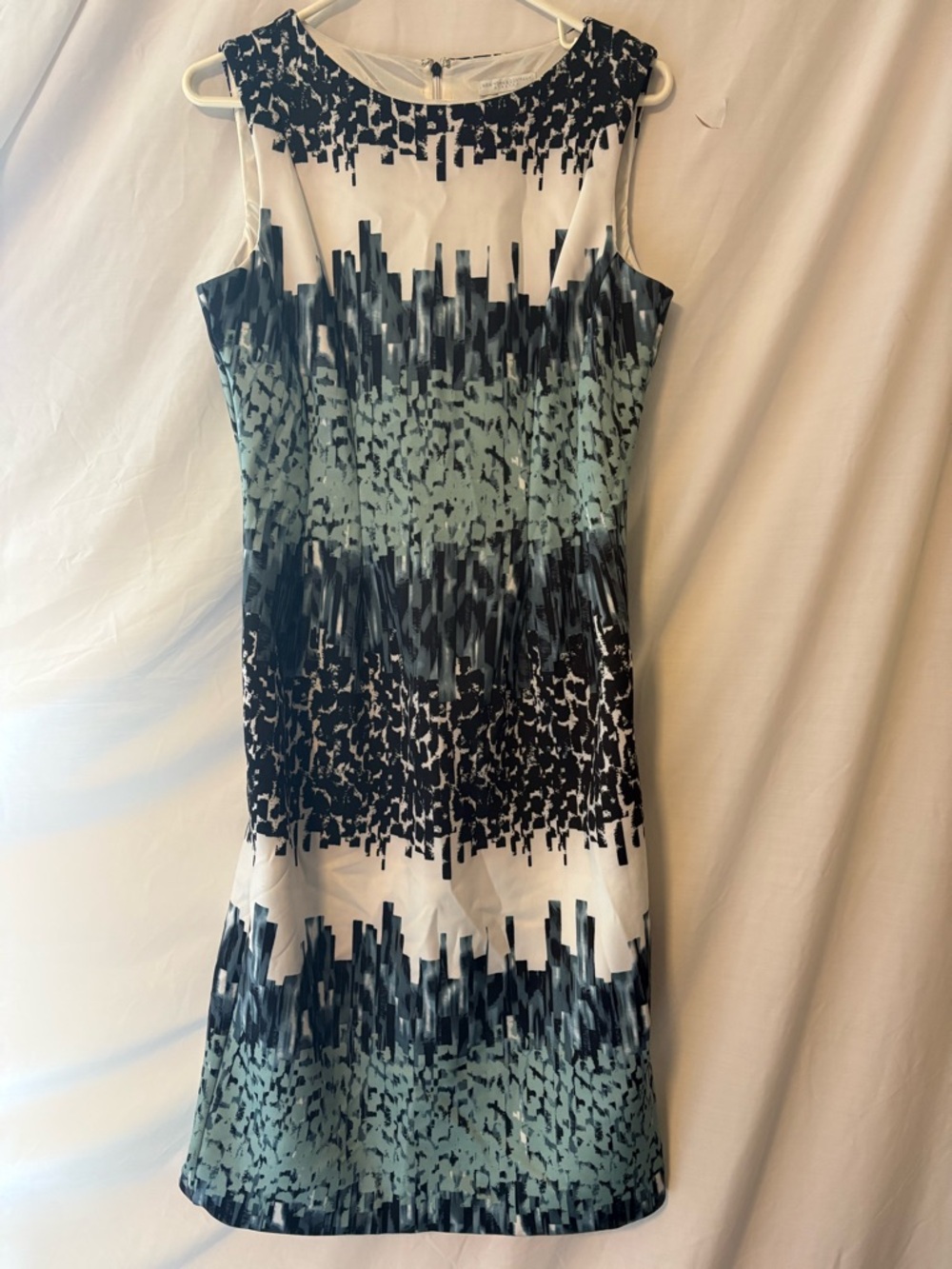 Sleeveless Abstract Print Sheath Dress in Mint and Black